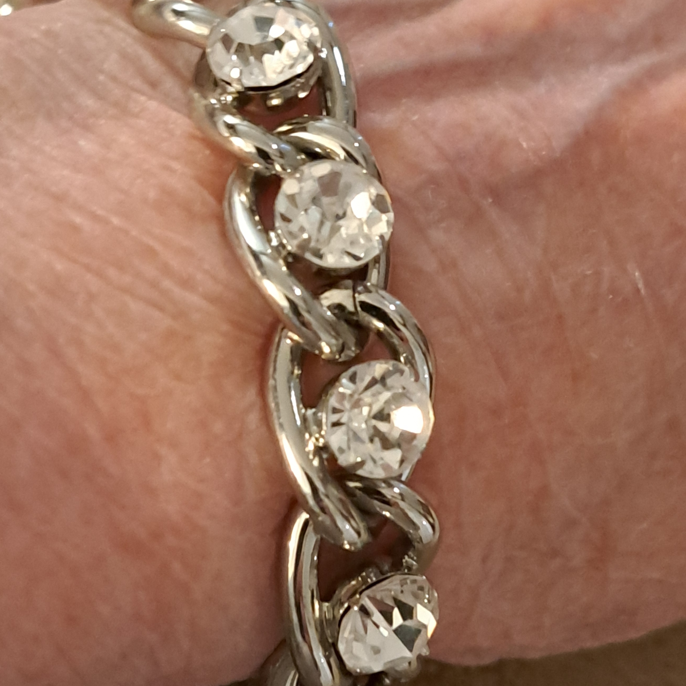 Elegant Silver Tone Cache Bracelet With Clea Stones 25$